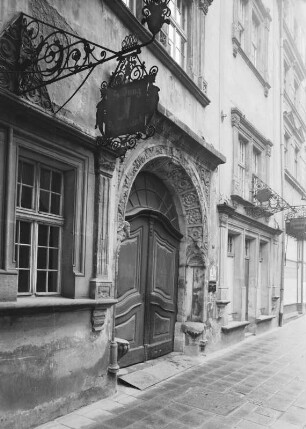 Portal des Schönhofs in Görlitz : Görlitz, Brüderstraße 8. Schönhof (bezeichnet 1526; Wendel Rosskopf d. Ä.). Sitznischenportal, bezeichnet 1617