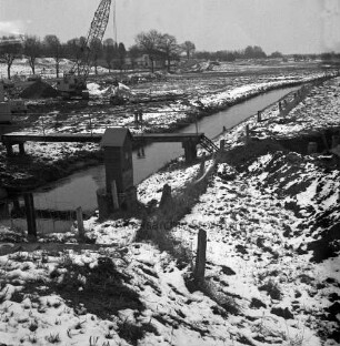 Rümpeler Weg: Kreisstraße Richtung Bad Oldesloe: Radwegtrasse: stillgelegter Brückenbau über die Beste: vorn links Notsteg: dahinter Bagger: rechts Baugrube mit Betonfundament: Winter