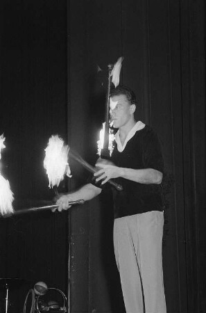 Jongleur auf der Bühne einer kulturellen Veranstaltung für Bauarbeiter im Vorfeld des II. Deutsches Turn- und Sportfestes 1956 in Leipzig