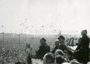 Kundgebung zum 1.Mai 1952 auf dem Platz der Republik vor dem Berliner Reichstag