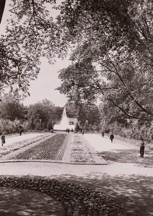 Großer Garten : Reichsgartenschau, Kleines Blumenparterre mit Blick zur Wasserkunst