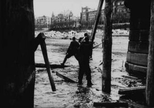 Szene aus der DEFA- Wochenschau "Der Augenzeuge": Bauarbeiten an der Albertbrücke