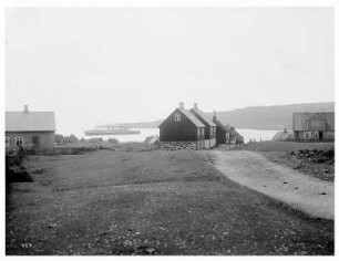 Thorshavn/Färöer Inseln (Dänemark). Blick über Wohnhäuser zur Bucht mit Hochseepassagierdampfer "Victoria Luise"