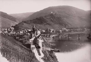 Bernkastel, Stadtansicht : Bernkastel. Stadtansicht mit Pfarrkirche, Burgruine und Straßenbrücke über die Mosel