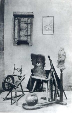 "Mobiliar aus dem ""Wendischen Museum"" auf der Ausstellung des sächsischen Handwerks und Kunstgewerbes Dresden 1896" : Museen. Ort: Dresden. "Das Wendische Museum" auf der Ausstellung des sächsischen Handwerks und Kunstgewerbes Dresden 1896. Hausrat, Stuhl von Hanzo Nepila aus Rohne.