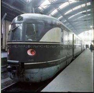 Schnelltriebwagen im Berliner Ostbahnhof