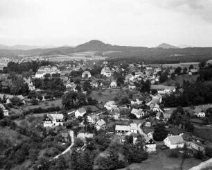 Bürgstein (Sloup v Cechách/Tschechische Republik). Blick von der Felsenburg auf den Ort