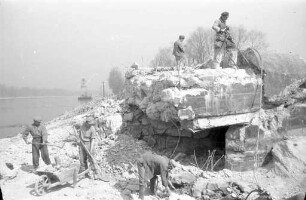 Einebnung der sogenannten "Westwall-Bunker" unterhalb der Rheinbrücke