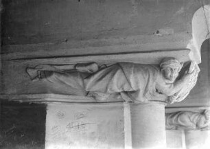 3. Ligende Konsolfigur in Form einer Frau mit Wappen, von links