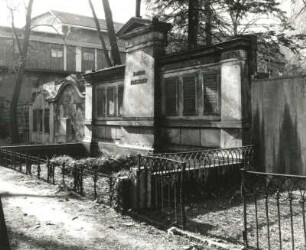 Wandgrabmal der Familie Paessler : Wandgrabmal der Familie Paessler. Sandstein (um 1900). Dresden-Neustadt, Innerer Neustädter Friedhof