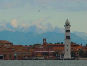 Lagune von Venedig - Berge hinter Murano : Bei besonderer Wetterlage sind hinter der Insel Murano in der Lagune von Venedig die Berge der Alpen zu sehen. Aufgenommen am 9. August 2011