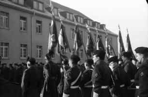 Freiburg: Jean-Bart-Kaserne; Fahnenträger von hinten