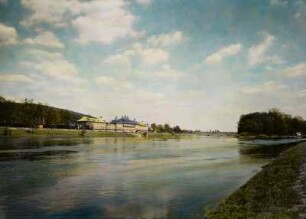 Dresden-Pillnitz. Blick von Nordwesten über die Elbe mit Elbinsel zu Schloss Pillnitz