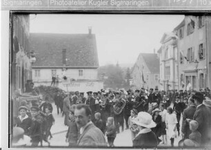 Feuerwehrübung Sigmaringen; Feuerwehrmusikkapelle in der Fürst-Wilhelm-Straße; Conditorei Cafe Schön, rechts hinter Hoftheater