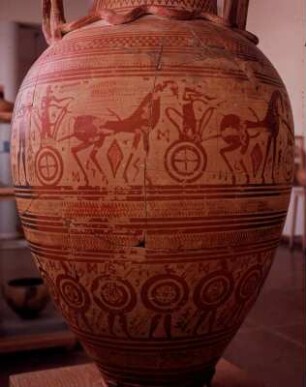 Athen. Archäologisches Nationalmuseum, 1795. Spätgeometrische Amphore, 70cm. Kriegerfries und Wagenrennen