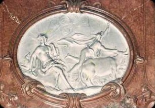 Trophäen und Reliefs mit mythologischen Szenen