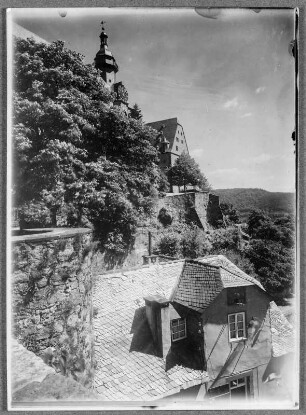 Am Schloss zu Marburg : Marburg. Schloss (13./16. Jahrhundert).Turm und Südgiebel von Südwesten