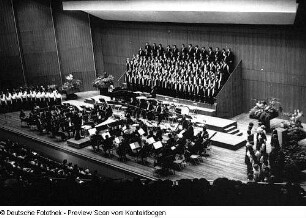Neuer Chor Dresden unter Chorleiter Manfred Winter. Konzert anläßlich des 20jährigen Jubiläums mit der Jenaer Philharmonie im Kulturpalast Dresden (Moderatorin Traute Richter)