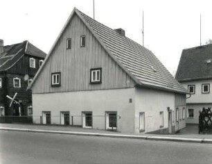 Ebersbach-Neugersdorf, Fröbelstraße 8. Wohnhaus mit Seitengebäude (1801/1900). Seitengebäude