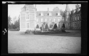 Schloss Bouchon (?) (Dep. Nord (?), Frankreich): Ehrenhof mit Rabatte ("Marschquartier Regiments-Stab 2/11")