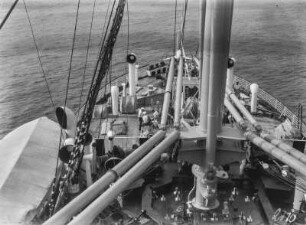 Bug : Blick auf den Bug eines Schiffes, vorn links Matrosen