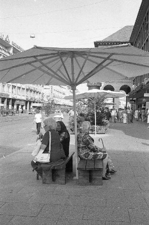 Sommermöblierung in der südlichen Kaiserstraße zwischen Lammstraße und Marktplatz