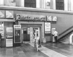 Hauptbahnhof (1893-1898; Ernst Giese, Paul Weidner). Empfangsgebäude, Bereich zwischen Schalterhalle und Durchgang zum Querbahnsteig. Mitropa-Restaurant "Pirna" : Dresden-Altstadt, Am Hauptbahnhof 4. Hauptbahnhof (1893-1898; Ernst Giese, Paul Weidner). Empfangsgebäude, Bereich zwischen Schalterhalle und Durchgang zum Querbahnsteig. Mitropa-Restaurant "Pirna"