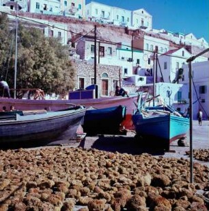 Kalymnos. Schwämme trocknen vor einem Kafenion im Hafen
