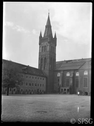 Königsberg, Schlosshof mit Kirche und Südflügel.