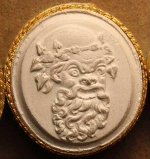 Maske des Silenus mit Efeu und Blumen bekrönt (Daktyliothek, Das Alterthum nach Lippert und Visconti)