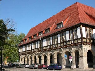 Halberstadt - Haus am Domplatz : Historisches Haus am Domplatz. Aufgenommen in Halberstadt 2004