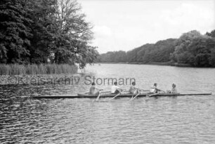 Herrenteich: Ruderboot auf Teich: im Hintergrund und am gegenüberliegenden Ufer Schilfpflanzen und Bäume sowie weiteres Ruderboot
