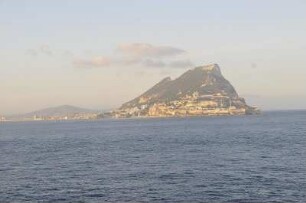Felsen von Gibraltar : Totalansicht des Felsens von Osten. Aufgenommen am 14. Oktober 2009 vor Gibraltar