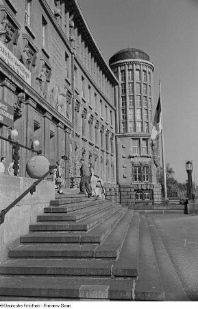 Außenansicht Hauptgebäude mit Bücherturm