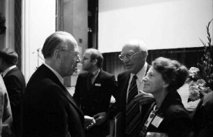 30. Tagung 1980 Chemiker; Eröffnung Festhalle; Sitzreihen: im Gespräch stehend Kardinal König, Sir John C. Eccles, Lady Eccles