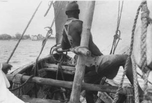 Dhaufahrt nach Kilwa Kisiwani : Bootfahrt in einem Holz-Segelboot mit einem Mann