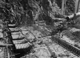 Beton-Gießrinne über Krafthaus-Baugrubensohle; Blechauskleidung der Turbinensaugrohre, Bleilochtalsperre : Technikgeschichte | Technik und Wirtschaft | Betonbau