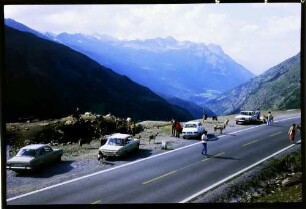 Hochgurgel: Parkplatz, Autos, Publikum und Ziegen auf der Angerer Alm