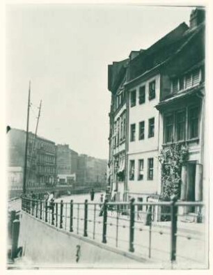 An der Friedrichsgracht mit Blick auf die Roßstraßenbrücke