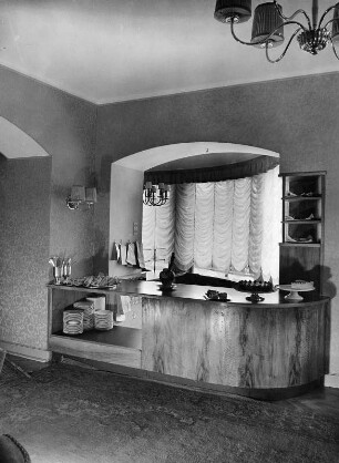 Nussbaumtheke, Arch. Willi Huber, Oberstdorf, Schreinermeister Fritz Müller, Sonthofen