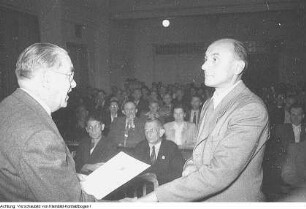 Dresden, Prießnitzstraße 39. Union Druckerei. Otto Nuschke, Vorsitzender der CDU in der DDR, übergibt der neuen Druckerei an die Belegschaft, Mai 1953