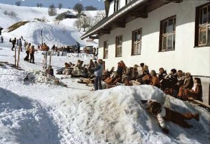 Hofsgrund: Schauinsland; sonnende Leute an der Hütte