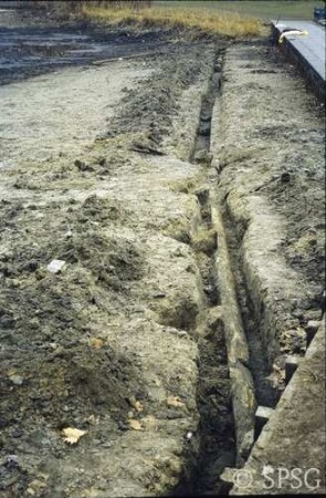 Berlin, Schlossgarten Charlottenburg, Umgebung Karpfenteich, Sanierungsarbeiten am Karpfenteich im Frühjahr 1980, südliche Spundwand von Westen.