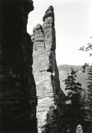 Sächsische Schweiz, Bielatal. Spannagelturm. Seilschaft Ehrhardt Renger an der Bruchholzkante (Nordostkante, VIIb)