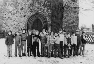 Kinder vor der Dorfkirche