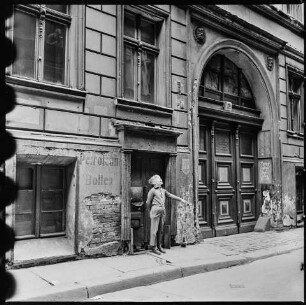 Spandauer Vorstadt in Berlin-Mitte, Bild 3: "Mutter schmeiß den Schlüssel runter!" (Originaltitel des Fotografen). SW-Foto, 1962 © Kurt Schwarz.