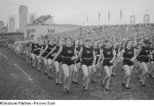Mitglieder der Sportvereinigung Lokomotive während einer Parade
