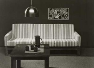 Couchtisch : Wohnzimmermöbel (1975; VEB Polstermöbel Havelberg). Ansicht mit Liegesofa und Couchtisch