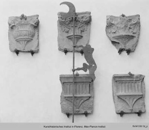 Sechs Konsolkapitelle mit Kannelurdekor