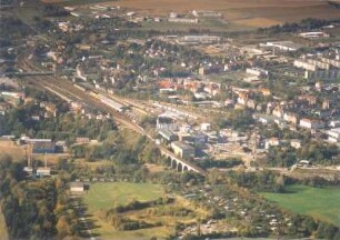 Löbau. Stadtteilansicht zwischen Mühlweg, Viadukt, Bahnhof und Gleisanlagen der Strecke Dresden - Görlitz. Luftbild-Schrägaufnahme von Ostsüdost